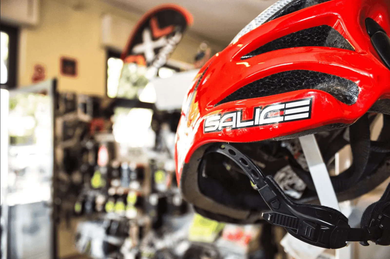 Casco Salice esposto in negozio