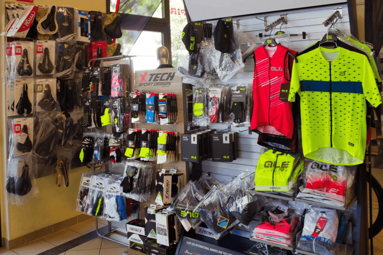 Abbigliamento da ciclismo esposto in negozio